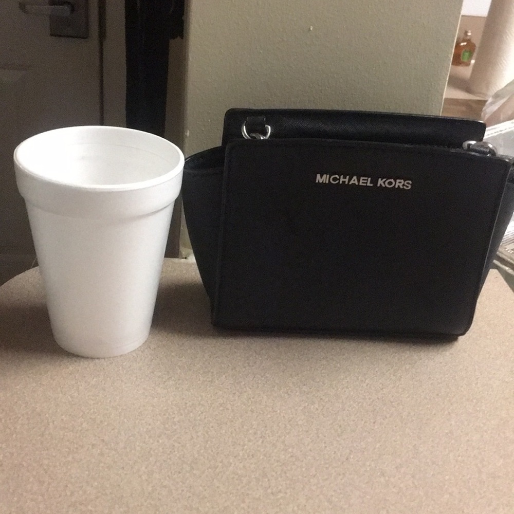 Micheal kors black mini purse - Picture 4 of 6